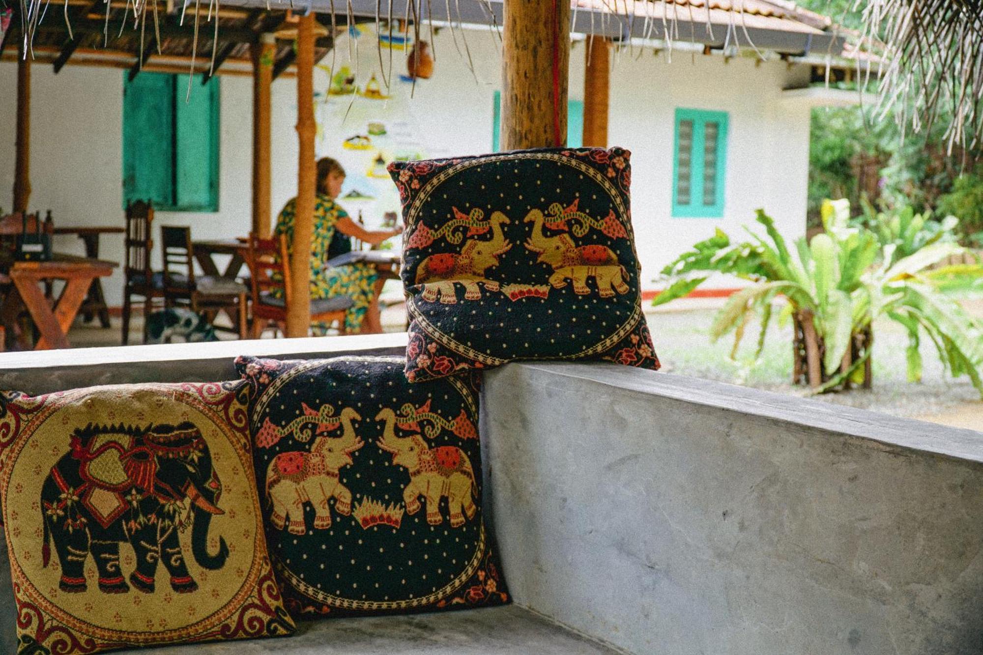 Lazy Monkey Surfhostel - Sri Lanka Диквелла Экстерьер фото