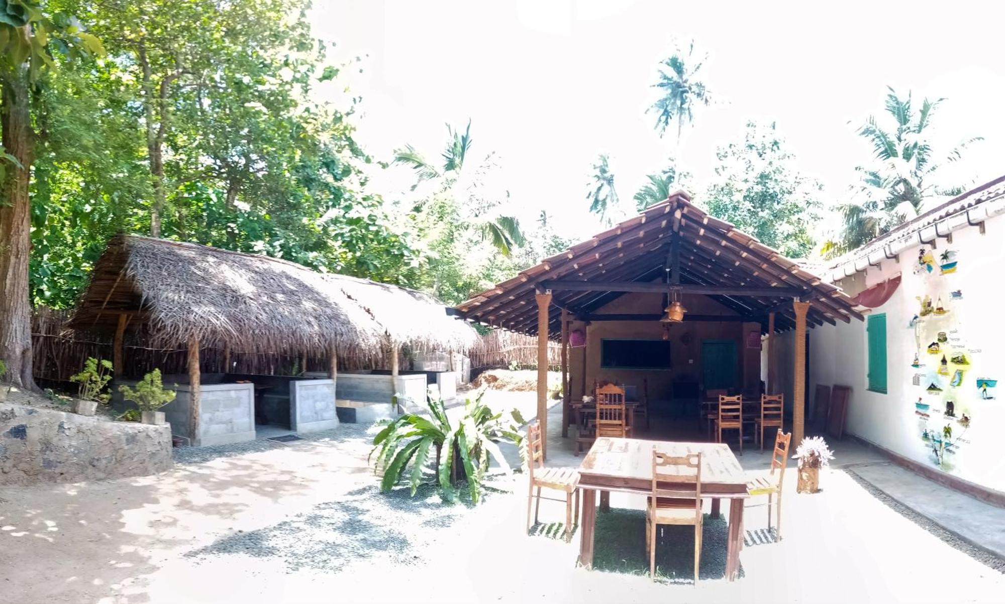 Lazy Monkey Surfhostel - Sri Lanka Диквелла Экстерьер фото